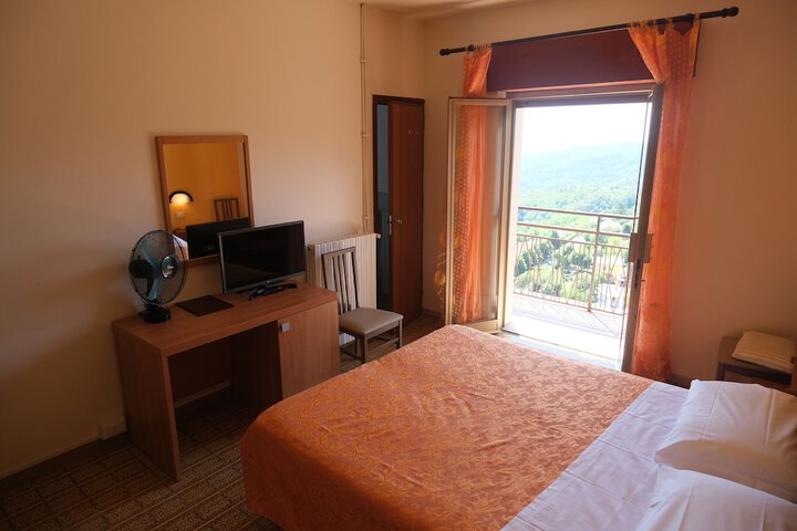 Room 8 of 28