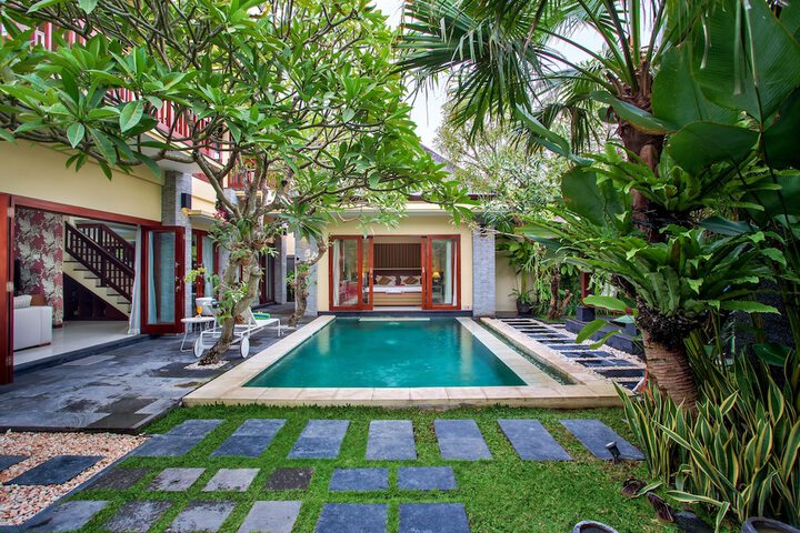 Hotel with Pool
