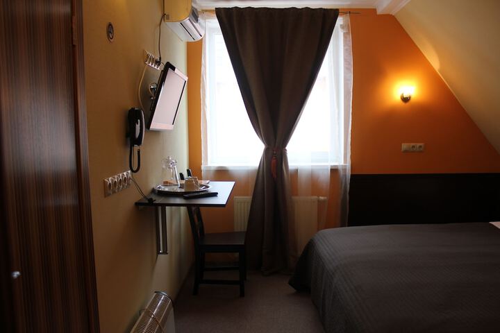 Room 6 of 16
