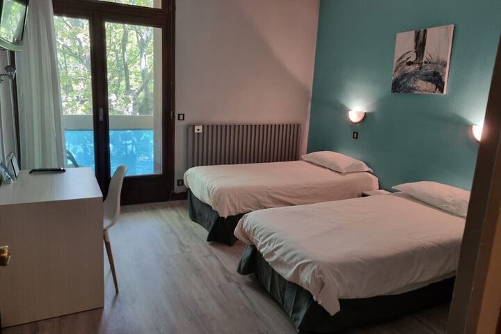 Room 11 of 18