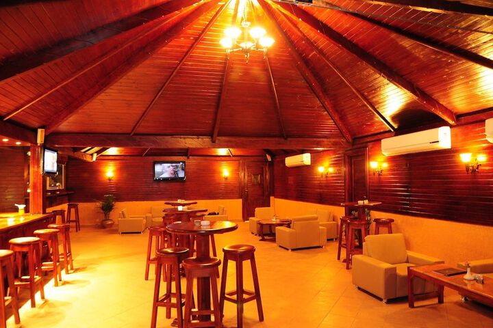 Lounge 15 of 21