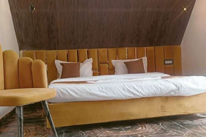 Room 4 of 30