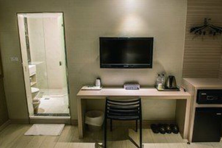 Room 12 of 28