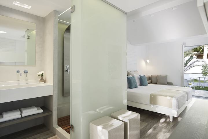 Room 7 of 18