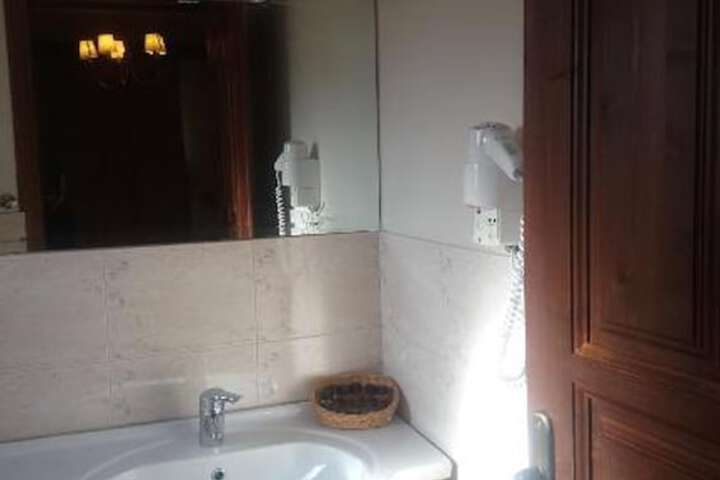 Room 6 of 18