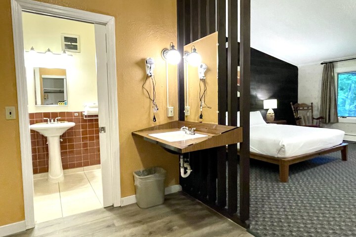 1 King Bed (3 of 7)