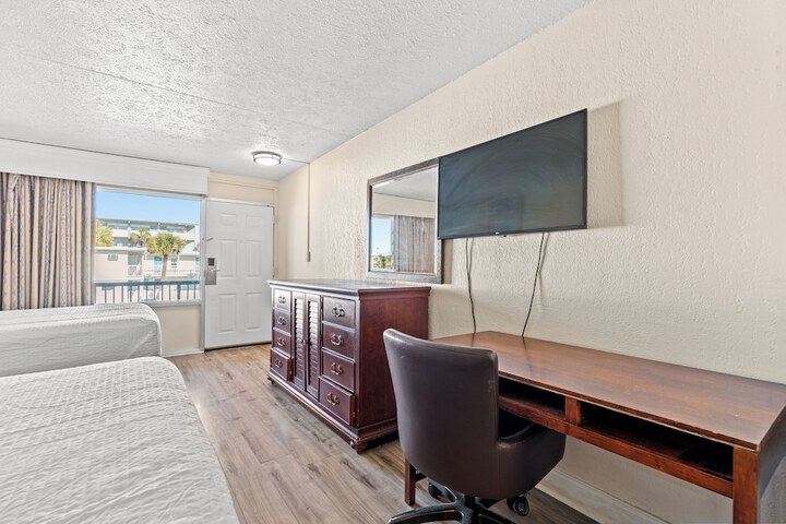 Room 4 of 33