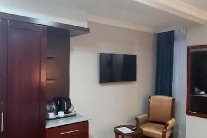 Room 10 of 108