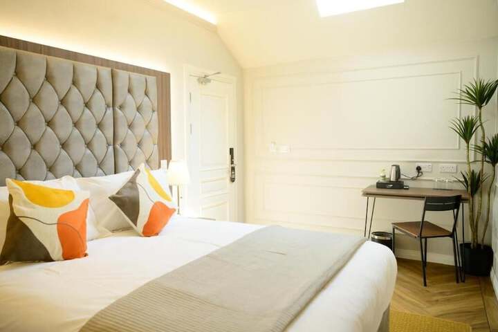 Room 6 of 25