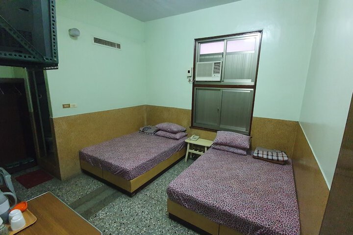 Room 5 of 10