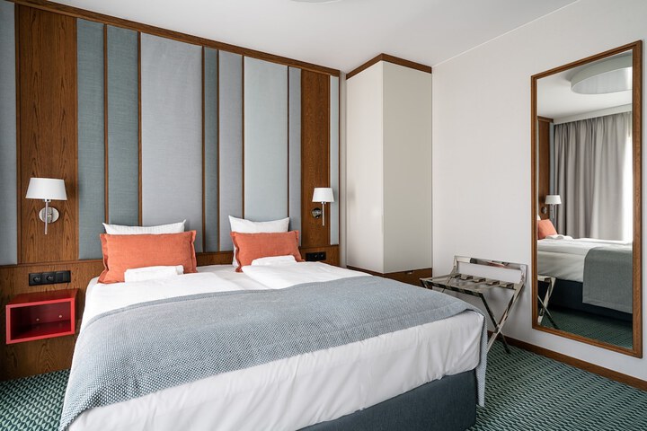Room 10 of 26