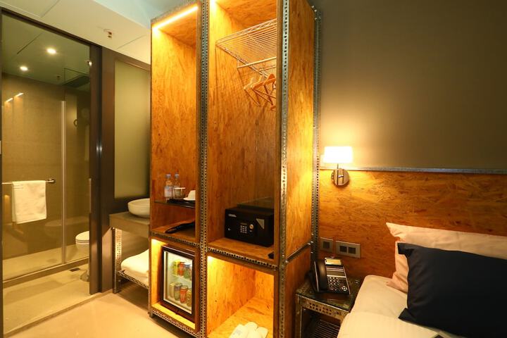 Room 25 of 40