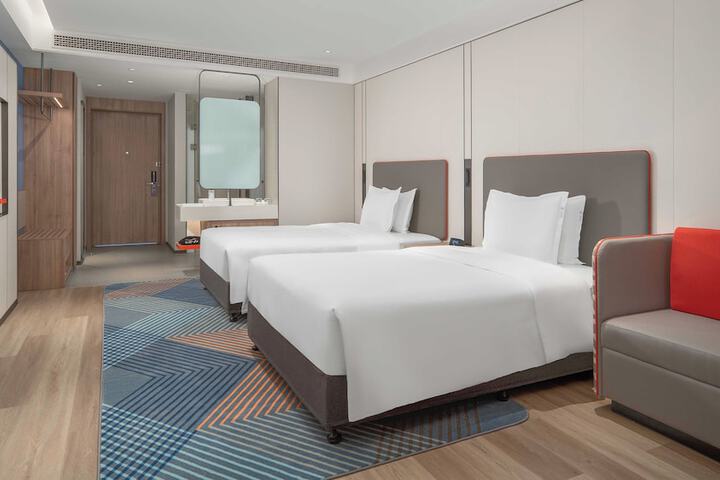 Room 15 of 48
