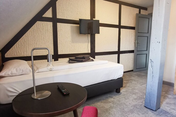 Room 8 of 37