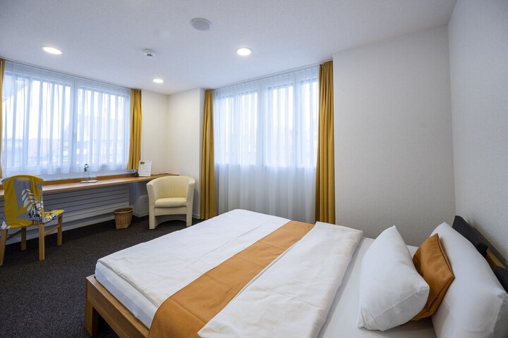 Room 4 of 12
