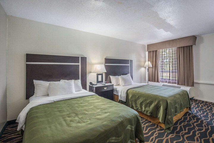 2 Double Beds (8 of 10)