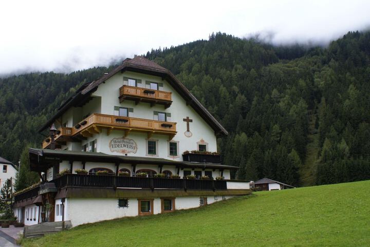 Hotel 4 of 27