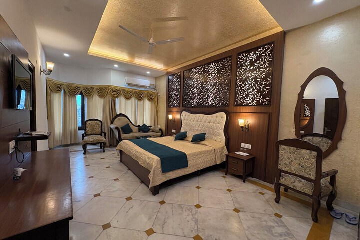 Room 8 of 11