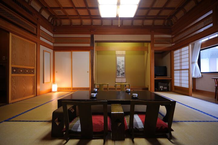 Room 7 of 77