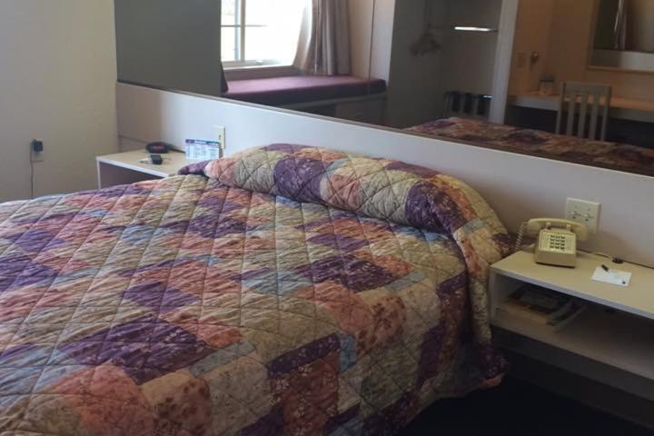 1 Queen Bed (3 of 35)