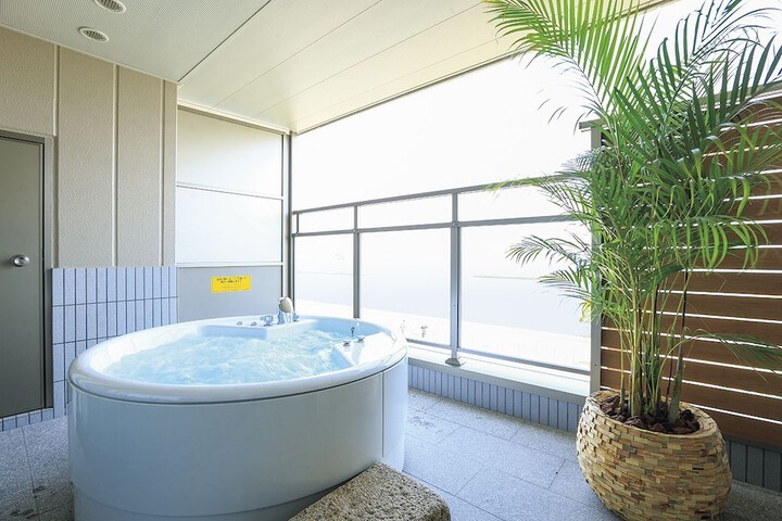 Deep soaking bathtub
