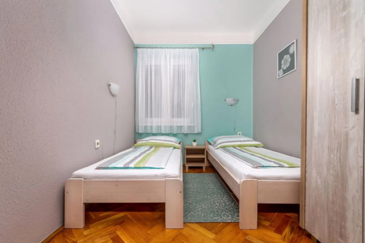 Room 4 of 9