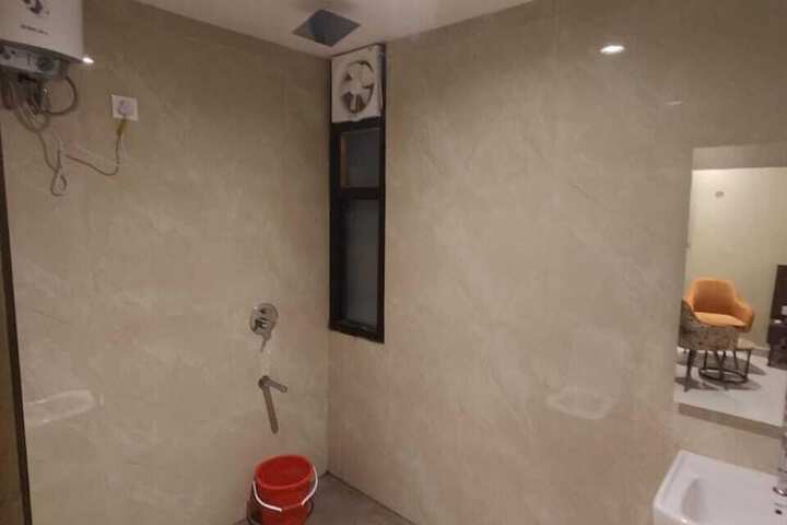Room 10 of 12