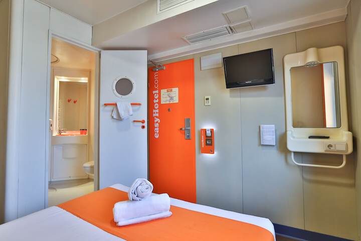 Room 10 of 34