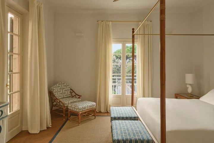 Room 6 of 53
