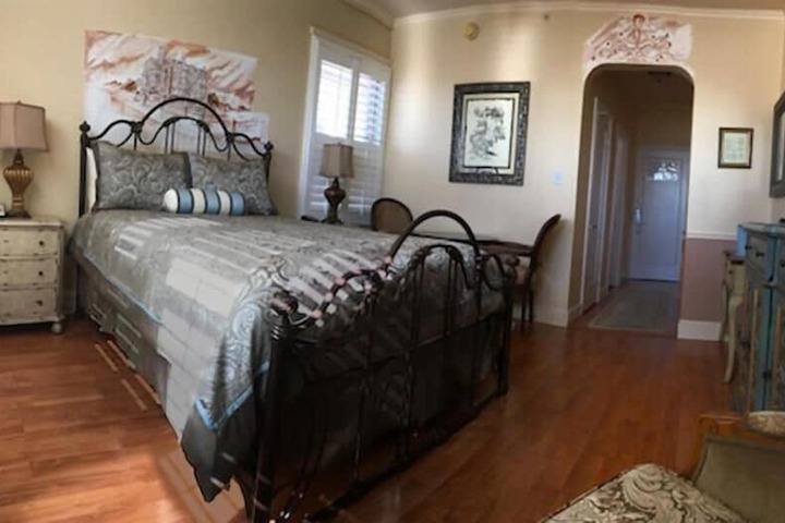 Room 9 of 18