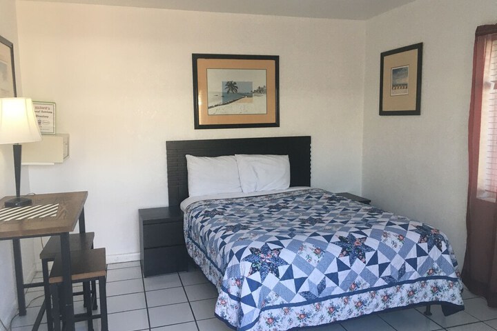 Economy Double Bed (10 of 14)
