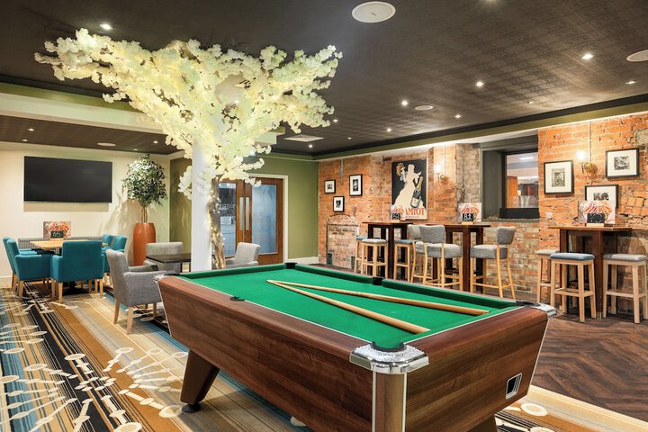 Lounge 100 of 147