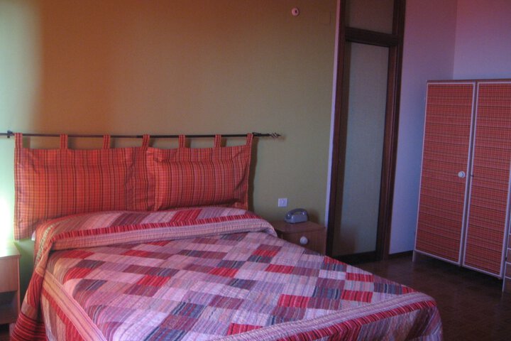 Room 6 of 8