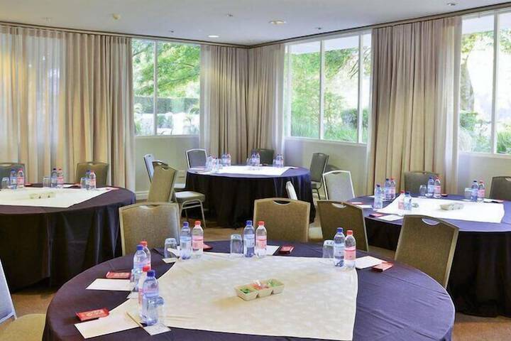 Ballroom/Hall 284 of 517