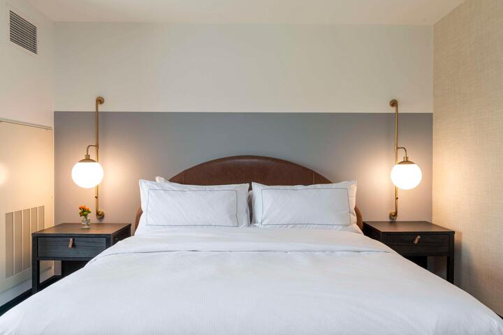 1 King Bed (12 of 17)
