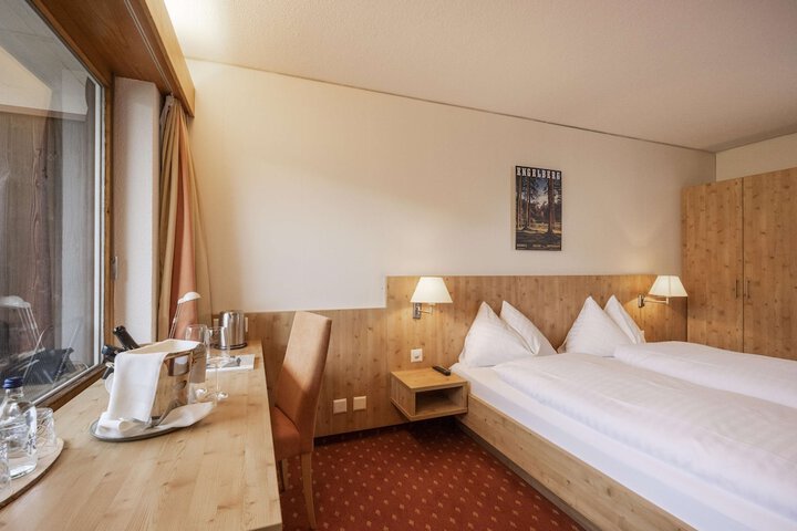 Room 10 of 77