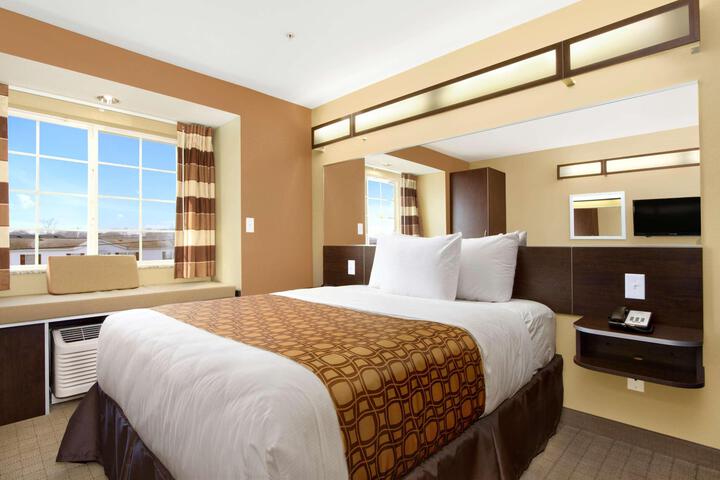 1 Queen Bed (5 of 10)