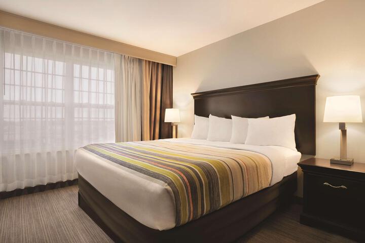 1 King Bed (6 of 10)