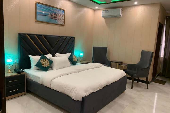 Room 4 of 16