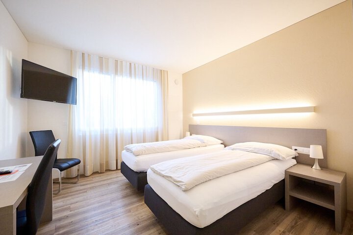 Room 4 of 28