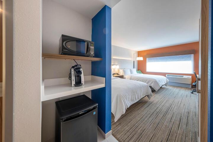2 Queen Beds (5 of 9)