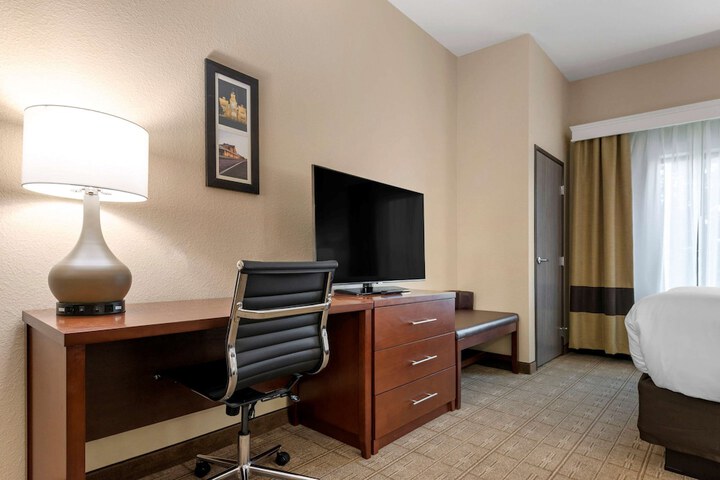 1 King Bed Suite Accessible (6 of 8)