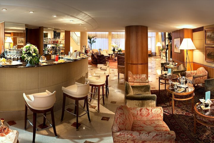 Lounge 66 of 72
