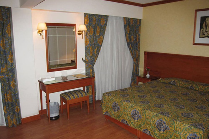 Room 9 of 37