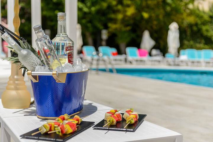 Swim-up bar