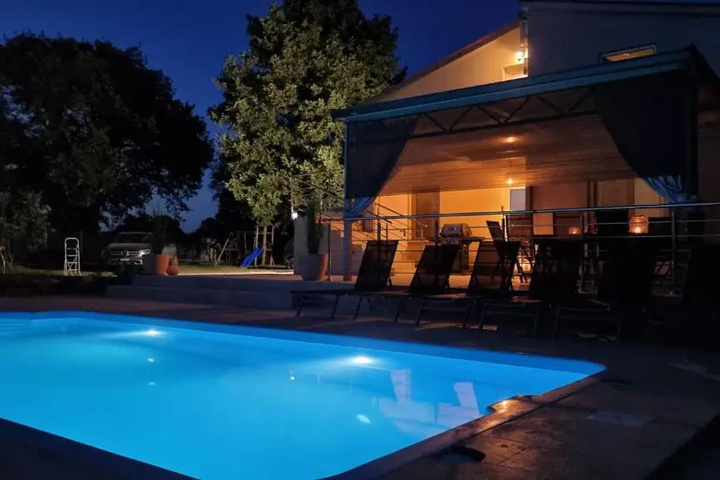Pool 6 of 9