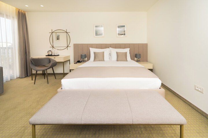 Room 11 of 30