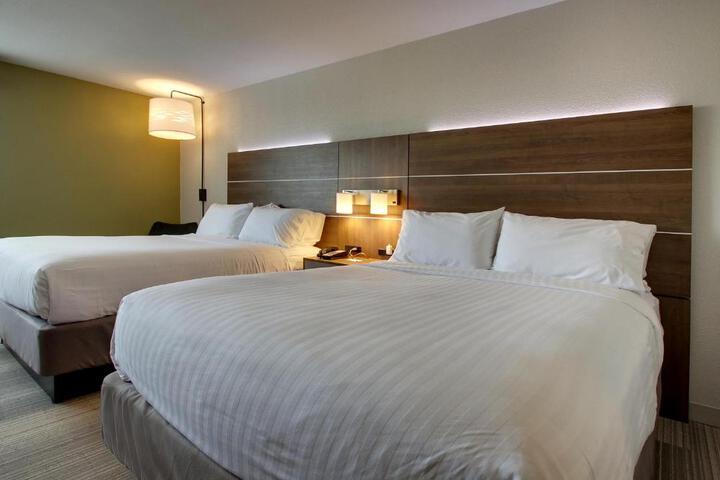 2 Queen Beds (31 of 36)