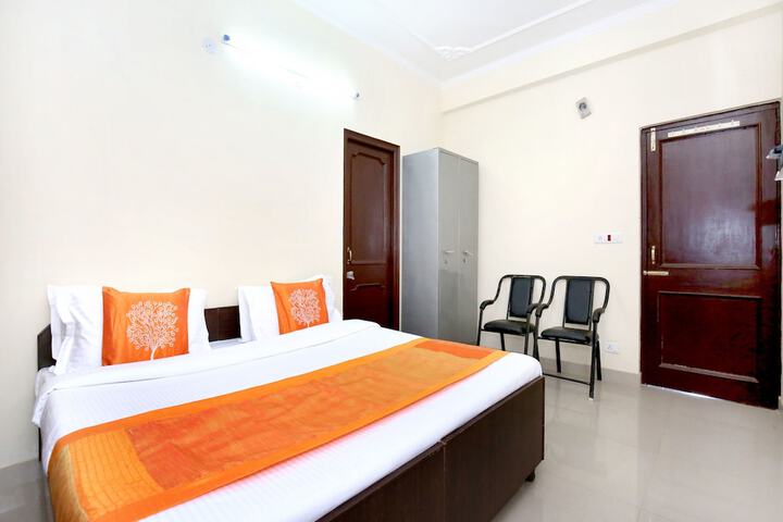 Room 10 of 12