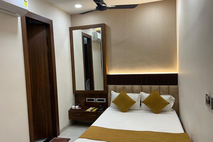Room 13 of 26